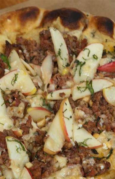 apple-topped pizza