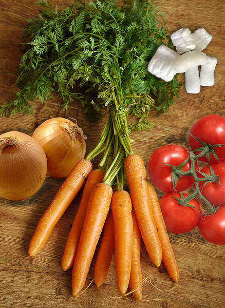 onions, carrots and tomatoes for knife sharpener test 