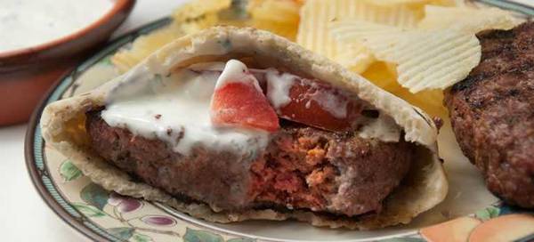 Lamburger in pita with yogurt sauce