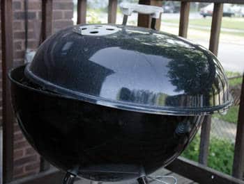 kettle grill with lid askew