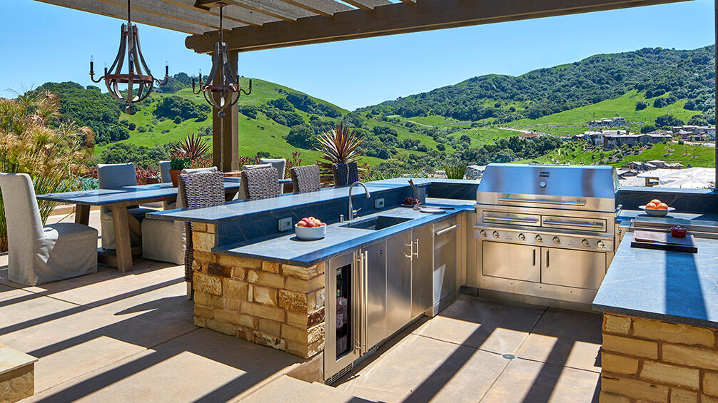 outdoor kitchen